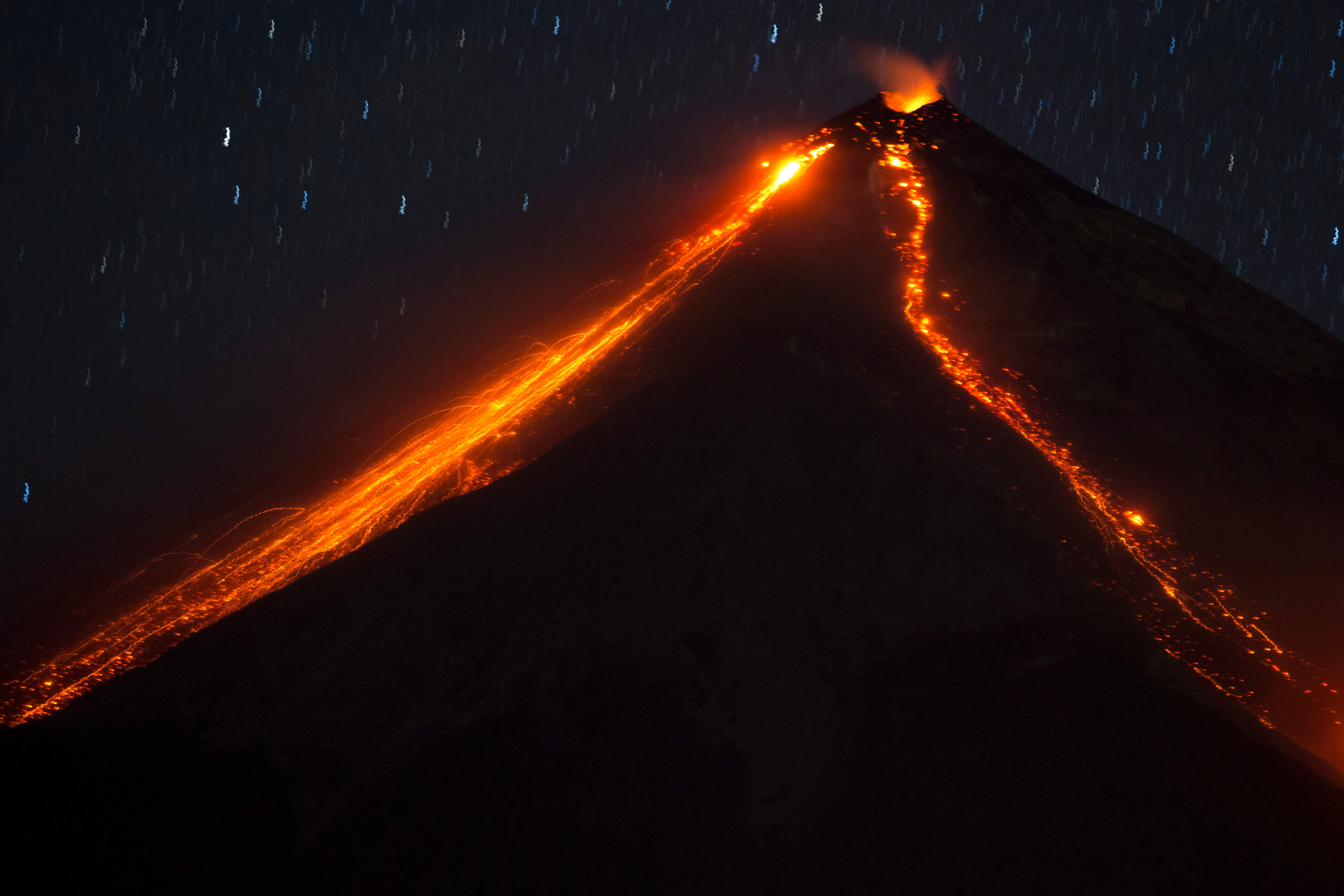 Vista del Volcán de Fuego de Guatemala durante su actividad volcánica. (AP)