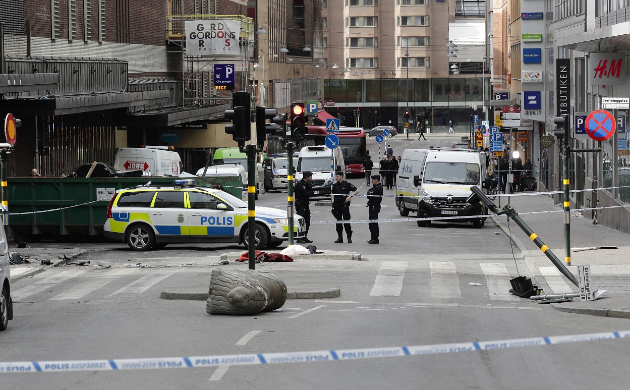 El centro de Estocolmo en las inmediaciones de Ahlens tras el presunto ataque terrorista (AP)