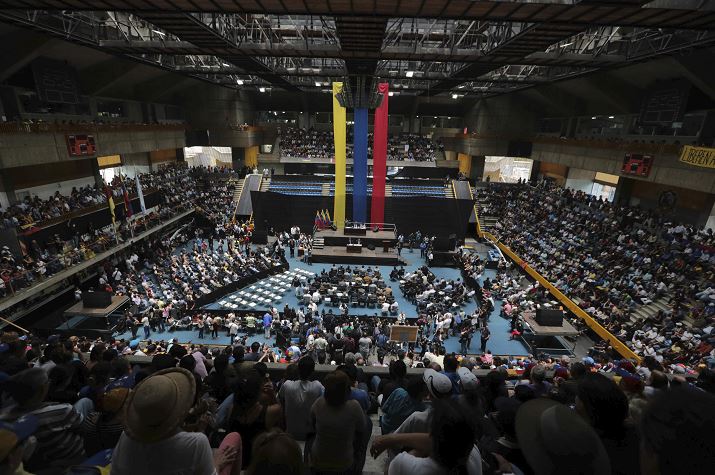 Gente asiste a sesión de la Asamblea Nacional de Venezuela. (AP)