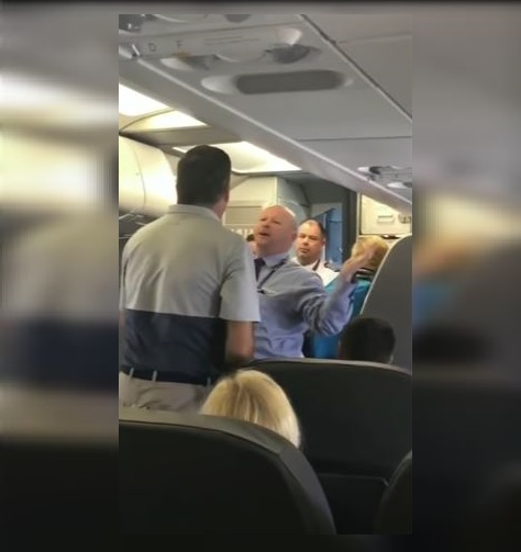 Un asistente de vuelo se enfrascó en un enfrentamiento verbal con un pasajero. (Tomada de video)