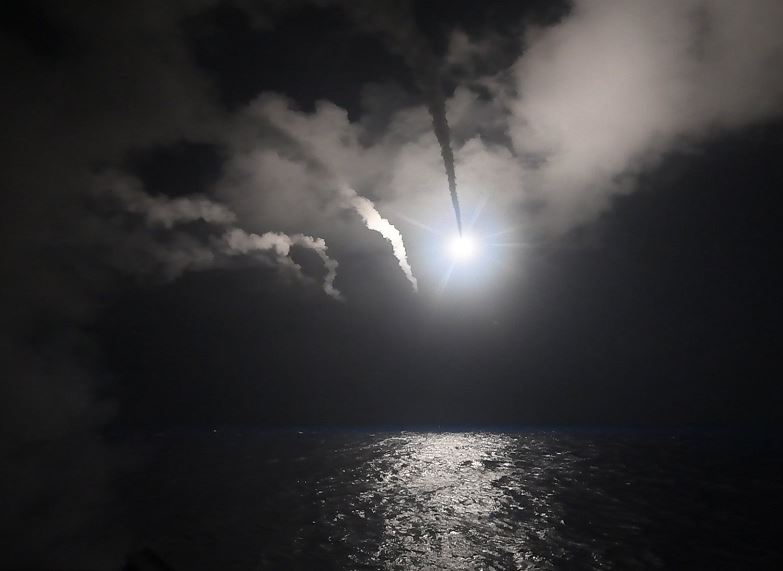 La nave de misiles USS Ross lanza un ataque con misiles Tomahawk contra una base aérea en Siria, lo que supone el primer ataque directo estadounidense contra el Gobierno del presidente Bashar Al Assad desde que comenzó la guerra civil en ese país. (AP)