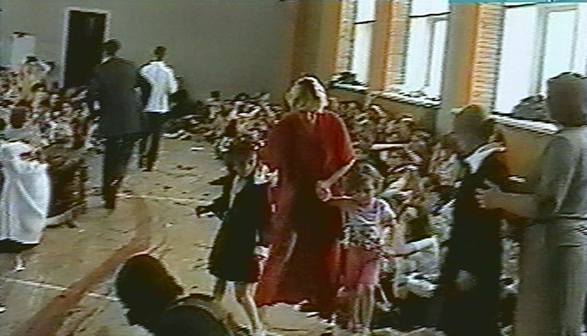 Víctimas de una toma de rehenes en una escuela de Beslán en 2004. (AP)