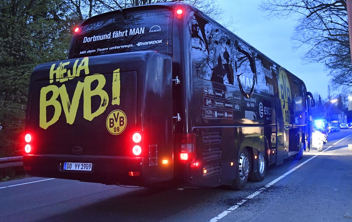 Tres artefactos explotaron al paso del autobús del Borussia Dortmund. (AP)
