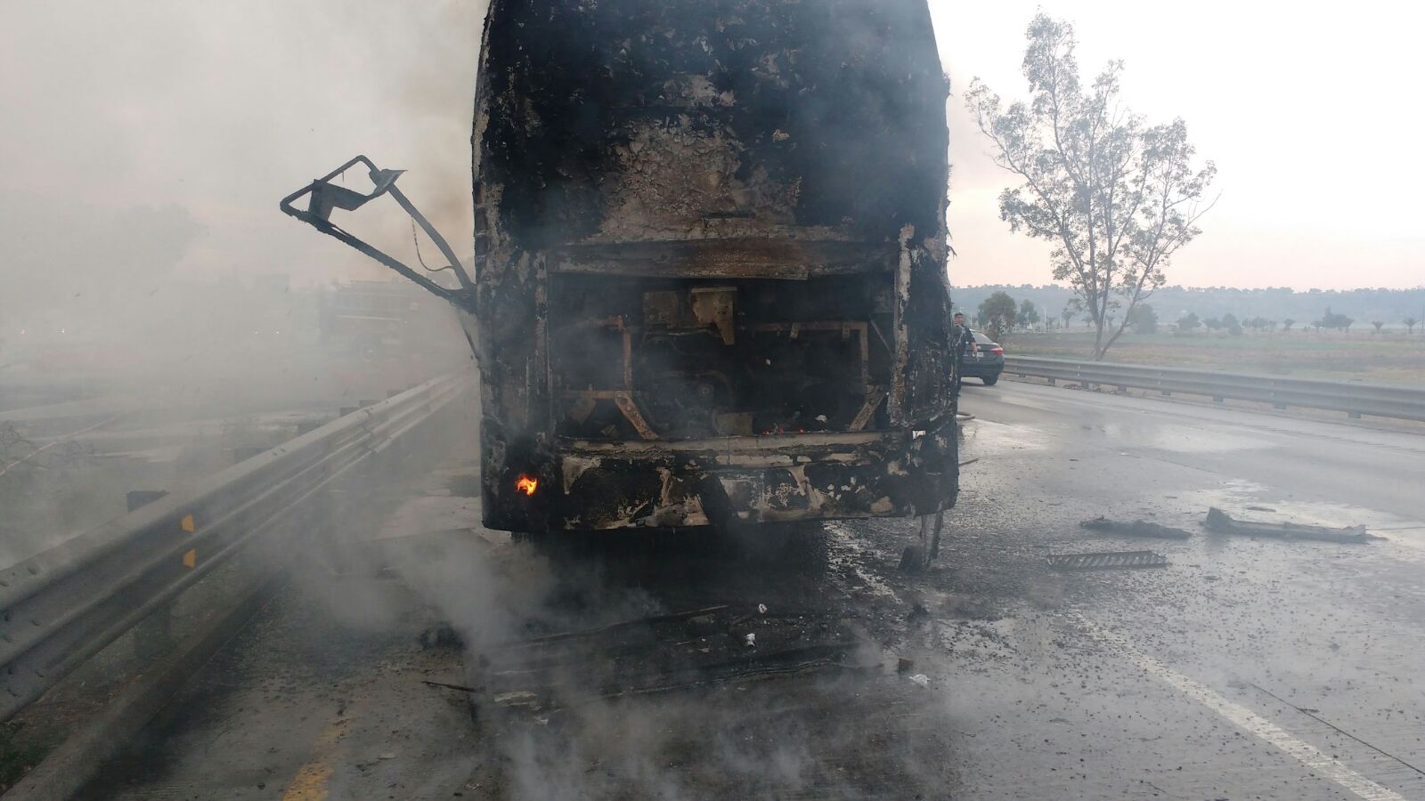 Autobús incendiado en la autopista México-Querétaro