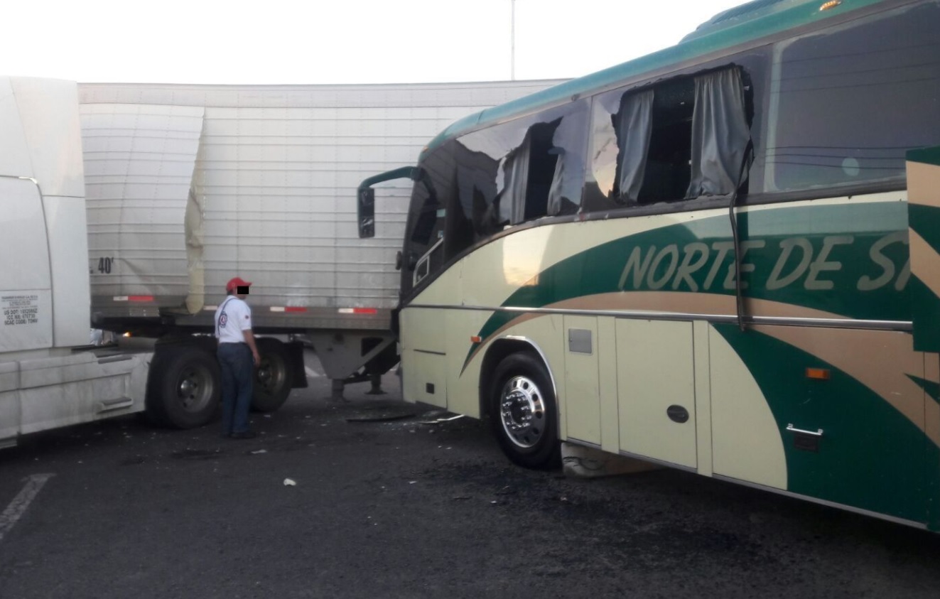 Un autobús de pasajeros choca contra un tractocamión en Sinaloa. (Twitter: @DBT_Culiacan)