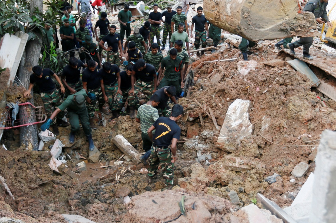Militares trabajan durante una misión de rescate después de que un depósito de basura se derrumbó y enterró a decenas de casas en Colombo, Sri Lanka (Reuters)