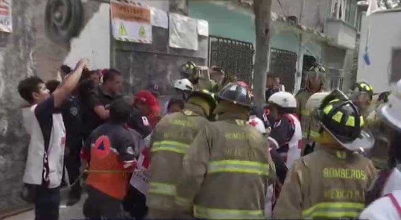 Los equipos de rescata atienden a un trabajador que tuvo problemas de respiración (Noticieros Televisa)