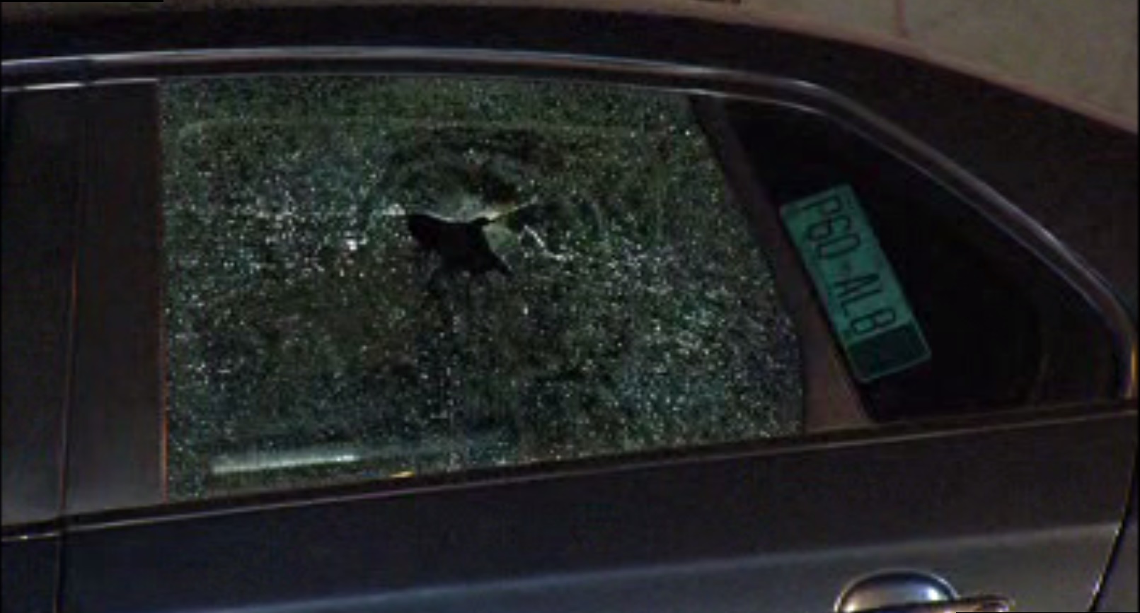 Disparo en un cristal de un auto sobre la calle Jardineros de la colonia Morelos; cuatro personas son heridas de bala (Noticieros Televisa)