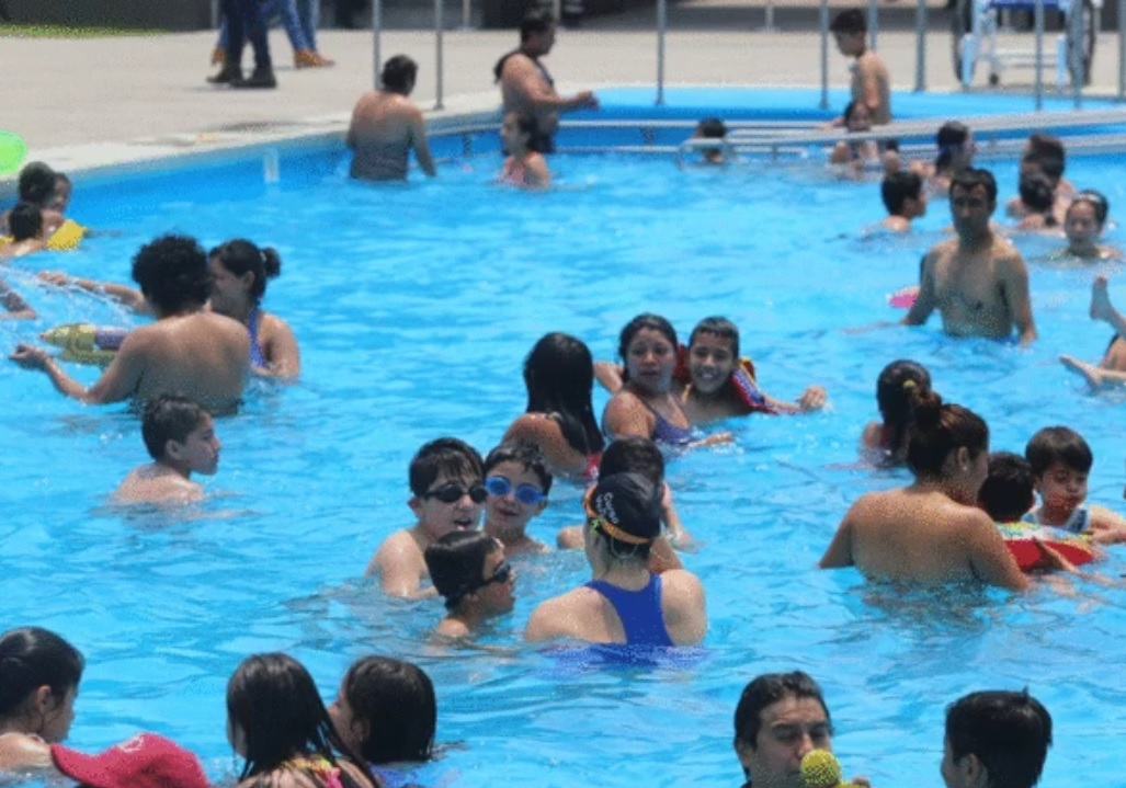 Este Viernes Santo al medio día, casi tres mil personas nadaban en las dos albercas y chapoteadero del balneario del Bosque de San Juan de Aragón. (Twitter: @GobCDMX)