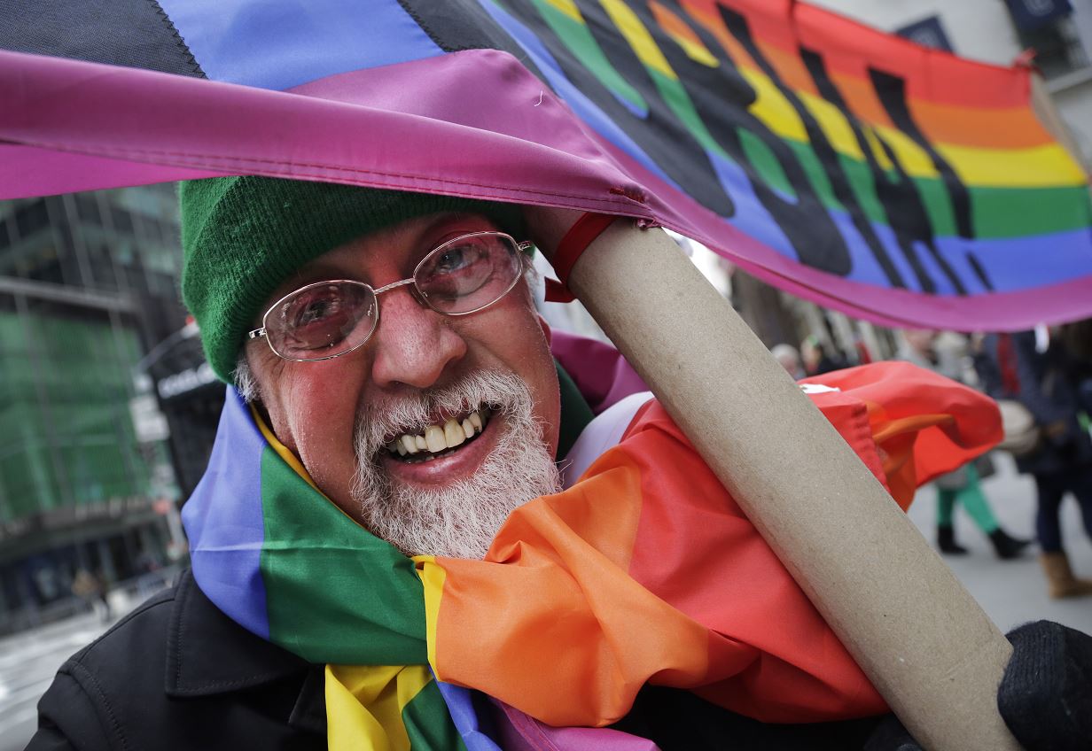 Gilbert Baker, el creador de la bandera arcoíris, símbolo de la comunidad LGBTTTI, murió este viernes a los 65 años mientras dormía en su residencia de Nueva York. (AP)