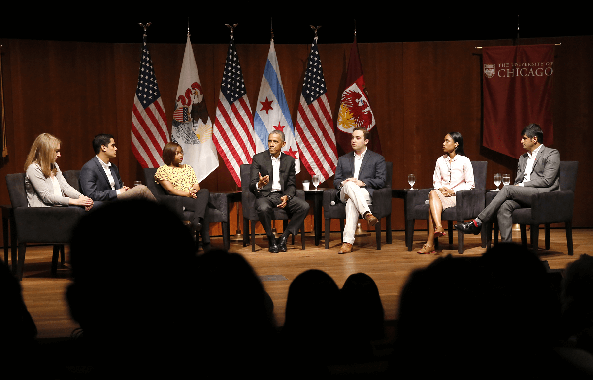 Barack Obama durante un foro con estudiantes en la Universidad de Chicago. (AP) 