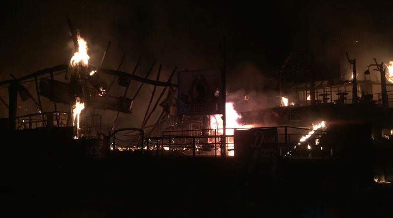 El incendio se propagó a otros establecimientos, generando daños en siete locales más y una casa habitación (Twitter @elsurdeguerrero)