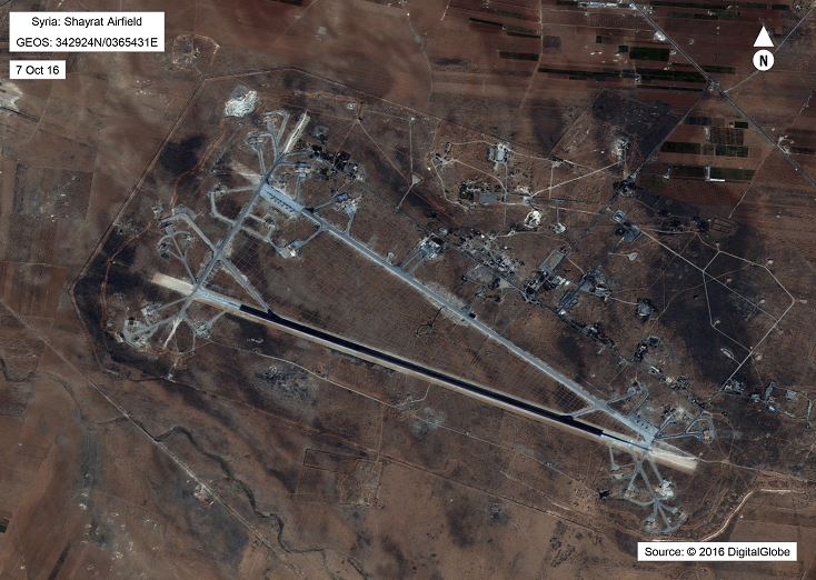 Esta imagen de satélite publicada por el Departamento de Defensa de los Estados Unidos muestra la base aérea de Shayrat en Siria. (AP)
