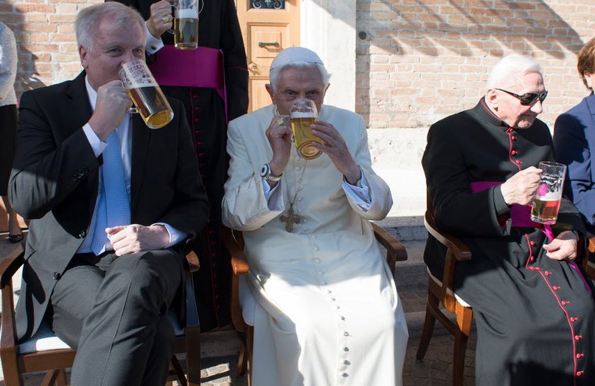 Benedicto XVI festejó con su familia su cumpleaños 90.