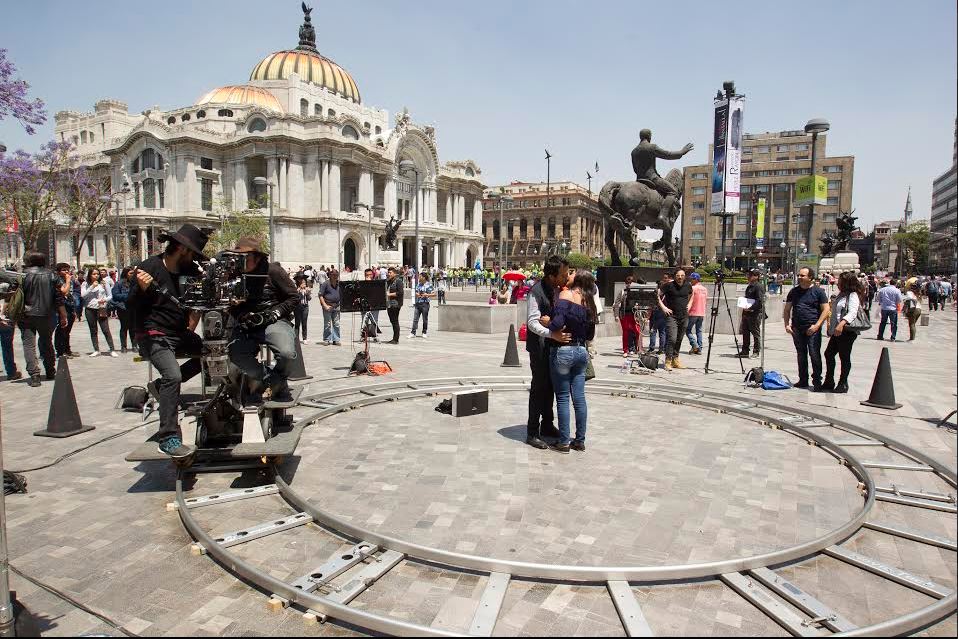 Decenas de parejas participan en la obra 'Besos Públicos', en la explanada del Palacio de Bellas Artes, en la Ciudad de México; se trata de una iniciativa del artista mexicano Carlos Santos, en la que invita a los voluntarios a compartir lo íntimo en público. (Twitter@danetteCass)