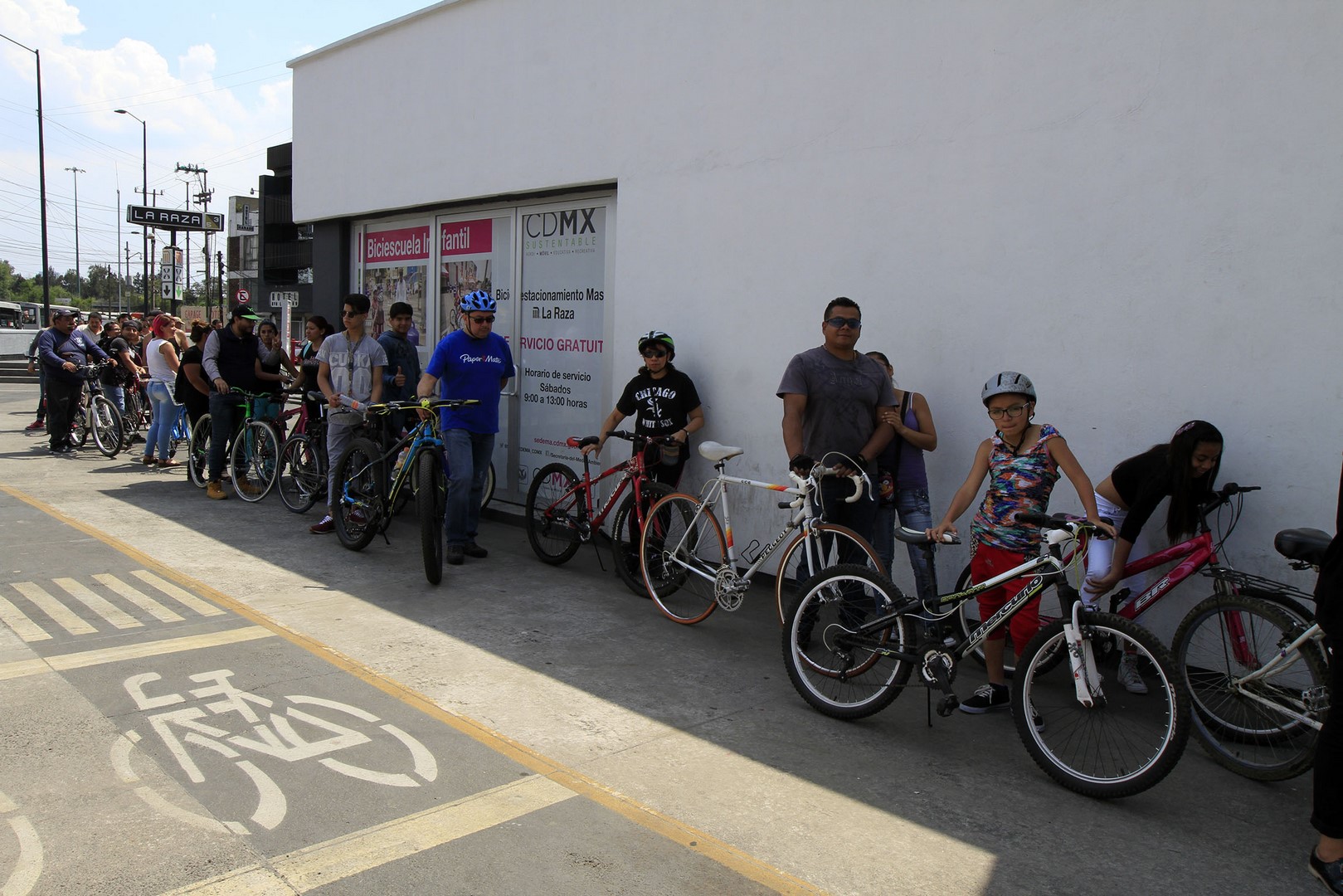 Capitalinos recorren en bicicleta calles de la CDMX. (Archivo/ Notimex)