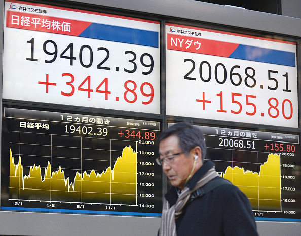 Un peatón pasa frente al tablero electrónico de la Bolsa de Tokio. (Getty Images)