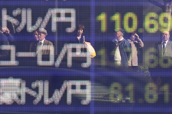 Tablero electrónico de la Bolsa de Tokio. (Getty Images)