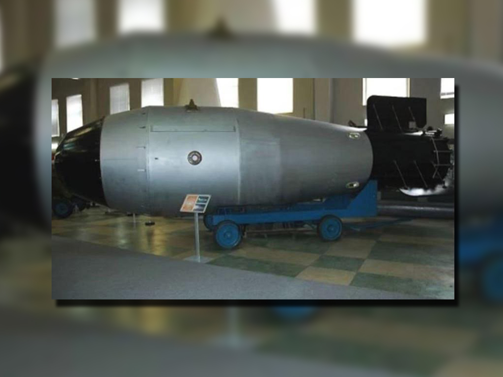 Es una bomba de un peso más ligero que la GBU-43/B, pero con una potencia de explosión 4 veces mayor que el monstruo estadounidense, equivalente a 44 toneladas de TNT. (Youtube / @WorldPolitics)