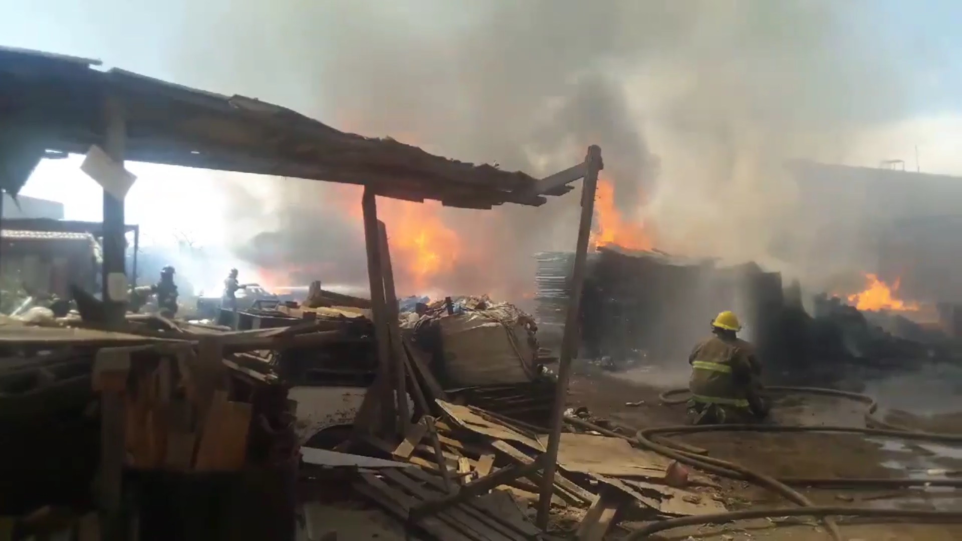 Bomberos de Zapopan controlan incendio de bodega