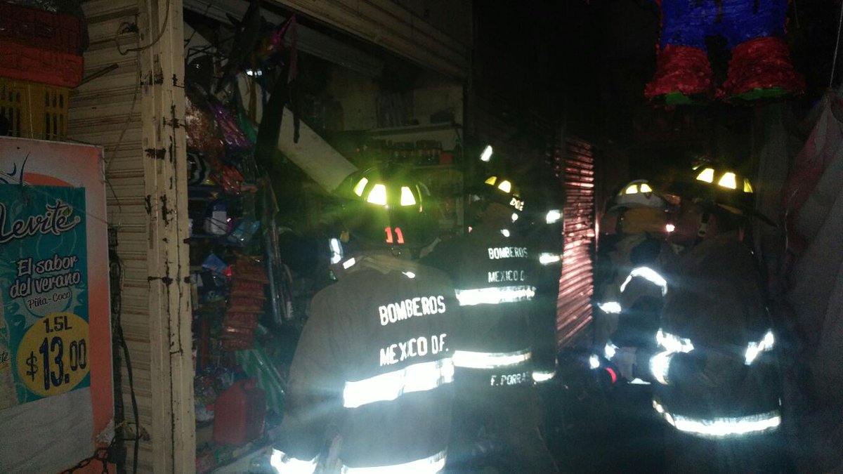 Bomberos de la CDMX sofocan incendio en Xochimilco. (Twitter @DelegacionXochi)