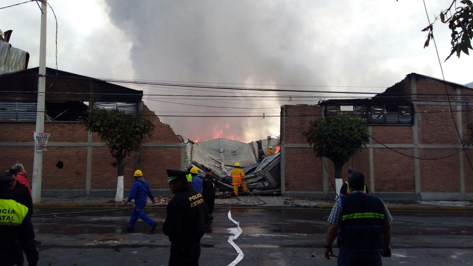 Bomberos realizan labores para sofocar el incendio en una fábrica de Toluca. (Noticieros Televisa)