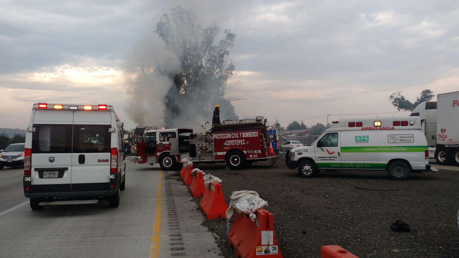 Bomberos sofocan incendio de autobús en la autopista México-Querétaro