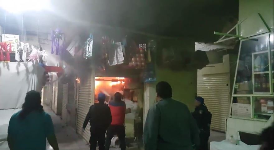 Bomberos y personal de Protección Civil de la CDMX sofocan incendio en Xochimilco. (Twitter @DelegacionXochi)