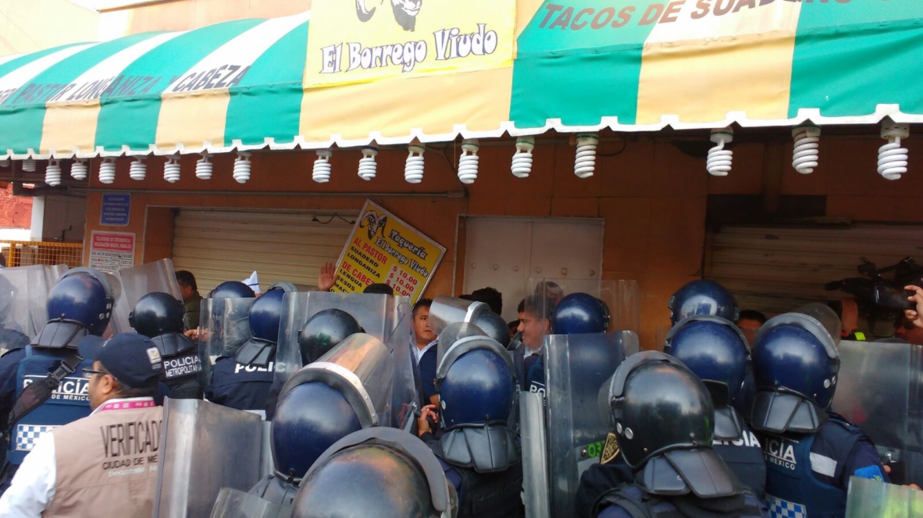 Elementos de la Policía capitalina y del Invea clausuran la taquería ‘El Borrego Viudo’ (Twitter @antonioaranda_)