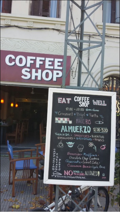 Letrero de la cafetería en Montevideo que contiene la leyenda en inglés ‘No se admiten perros ni mexicanos’ (Twitter, @RodrigoArim1)
