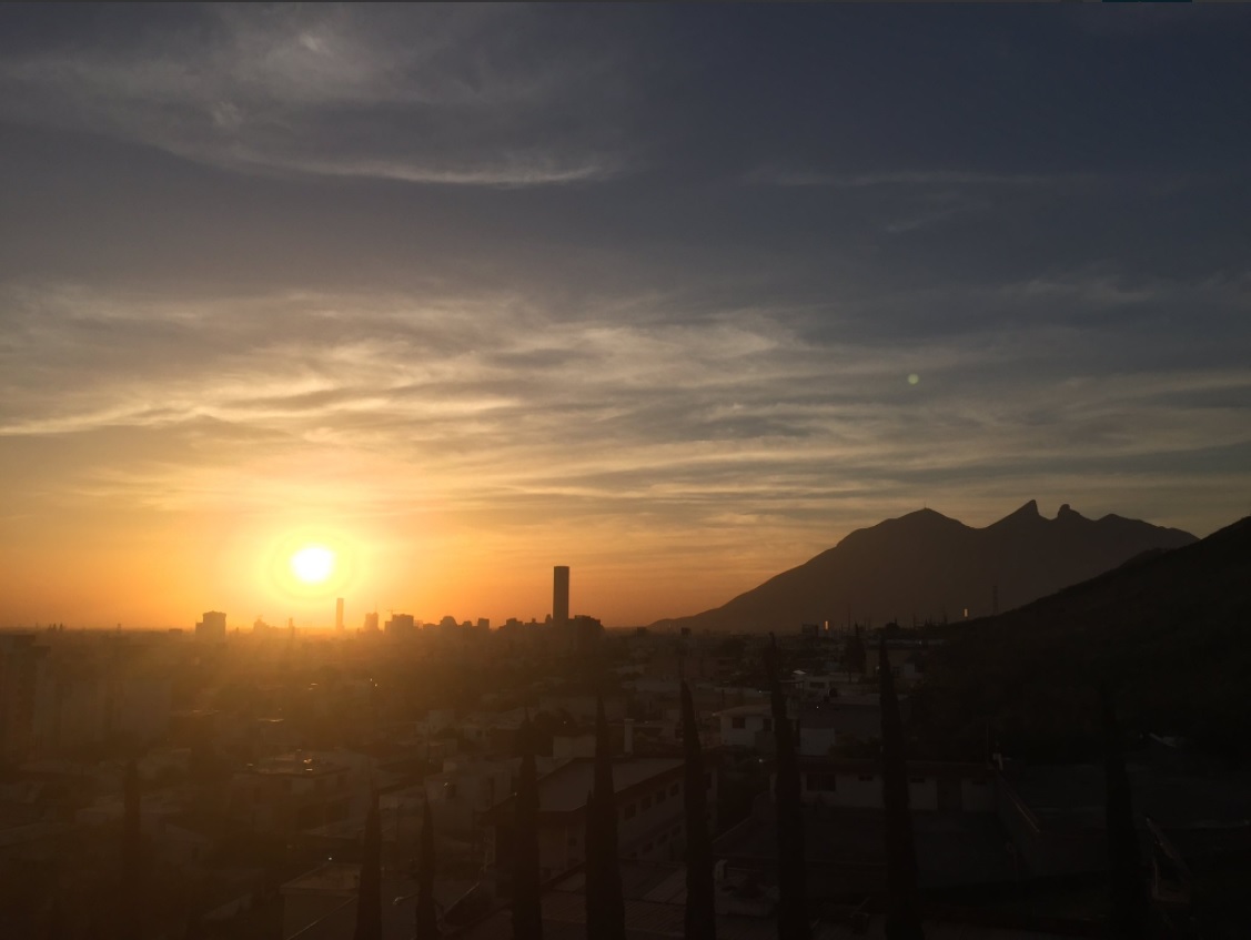 Vista panorámica de Monterrey, Nuevo León; la zona metropolitana registra temperaturas de hasta 42 grados (Twitter @davidfaz)