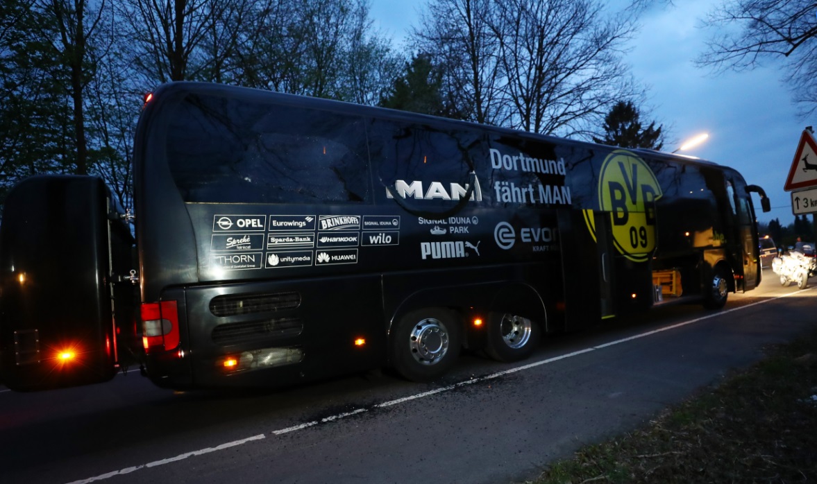 El camión del Borussia Dortmund después del ataque en Alemania