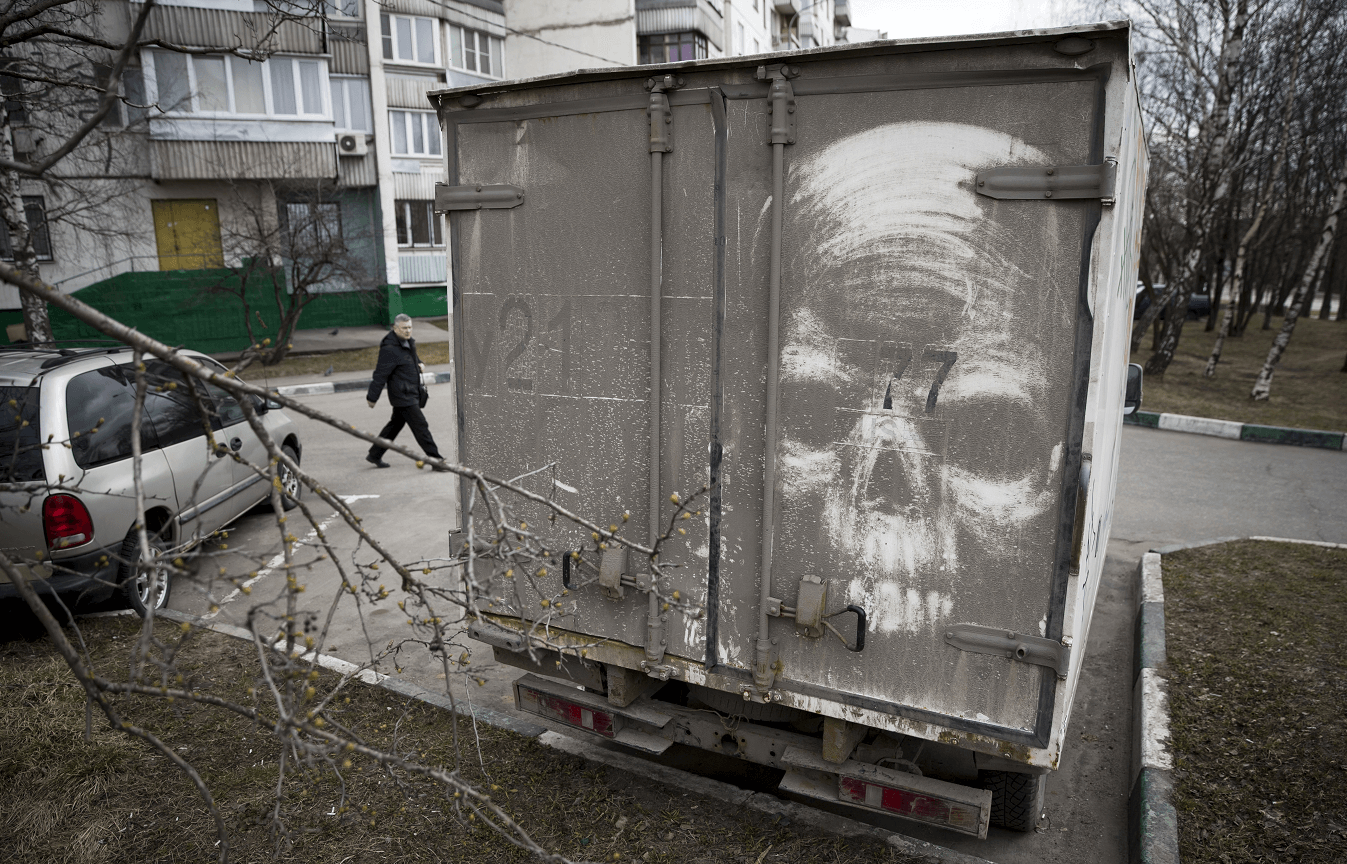 Camiones sucios sirven de lienzo a artista callejero  Nikita Golubev