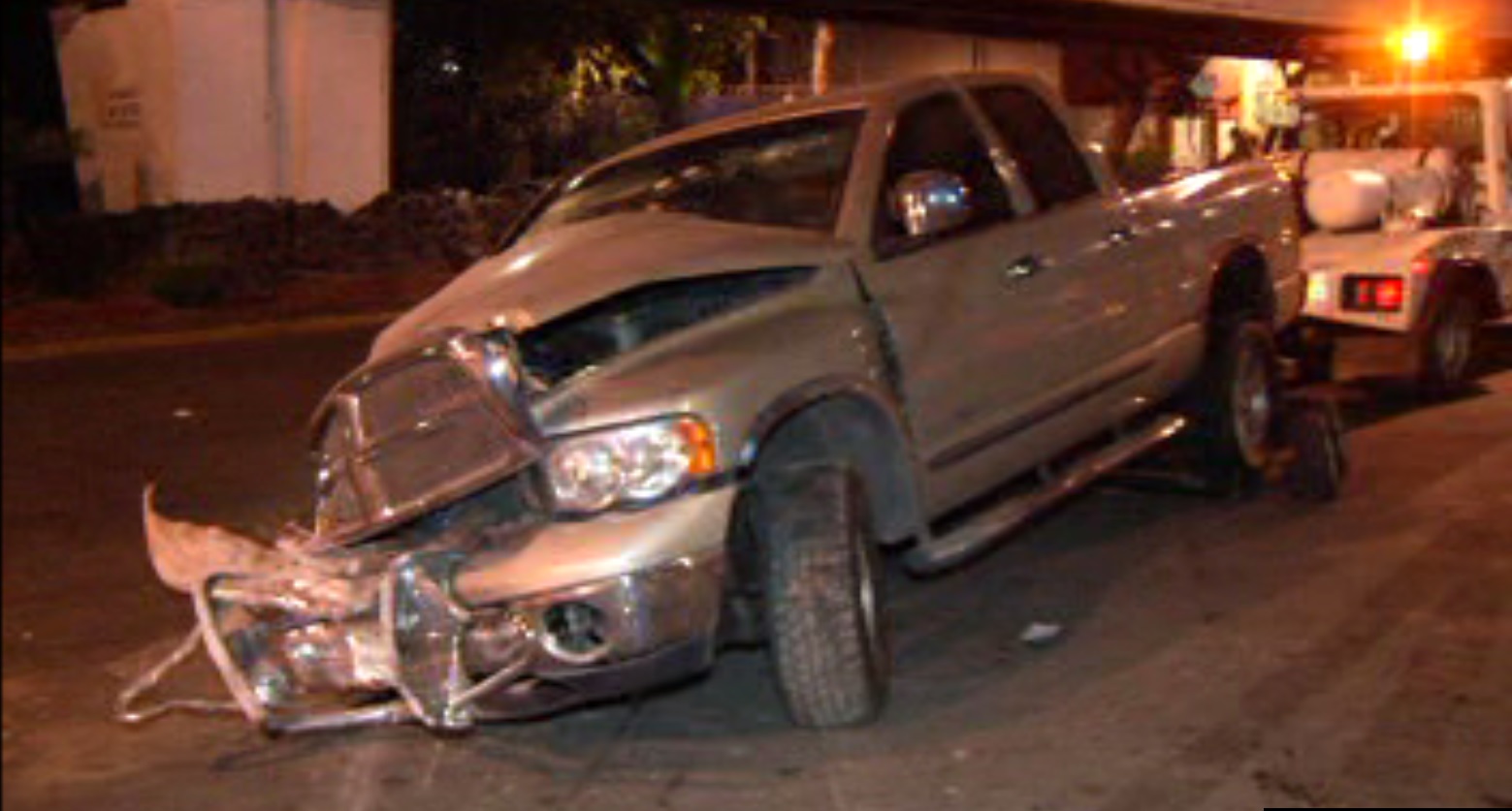 Vehículo choca contra pared y la atraviesa (Noticieros Televisa)