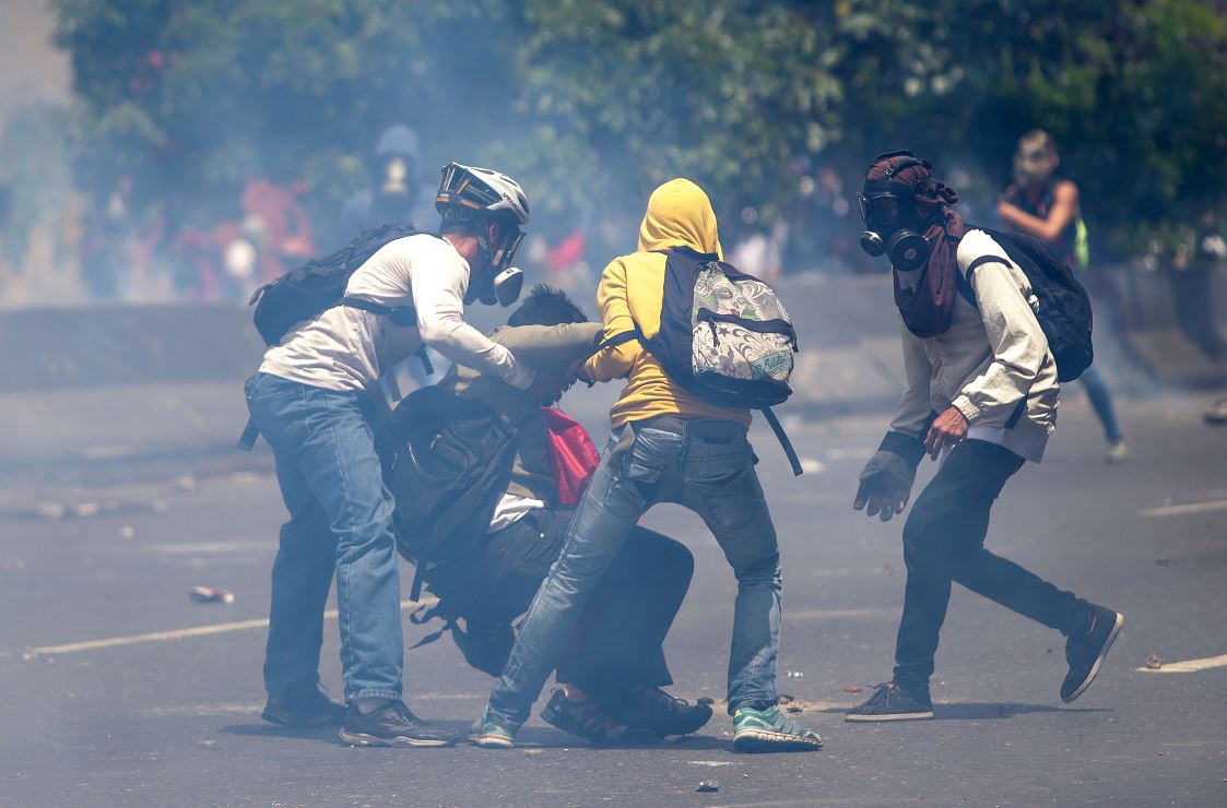Un grupo de manifestantes se enfrenta con la policía durante una protesta en contra del Gobierno venezolano en Caracas, Venezuela. (EFE)