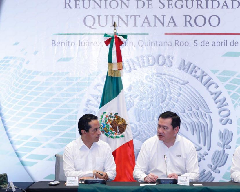 El gobernador Carlos Joaquín González y Miguel Ángel Osorio Chong, secretario de Gobernación, en reunión de seguridad de Quintana Roo (Twitter@CarlosJoaquin)