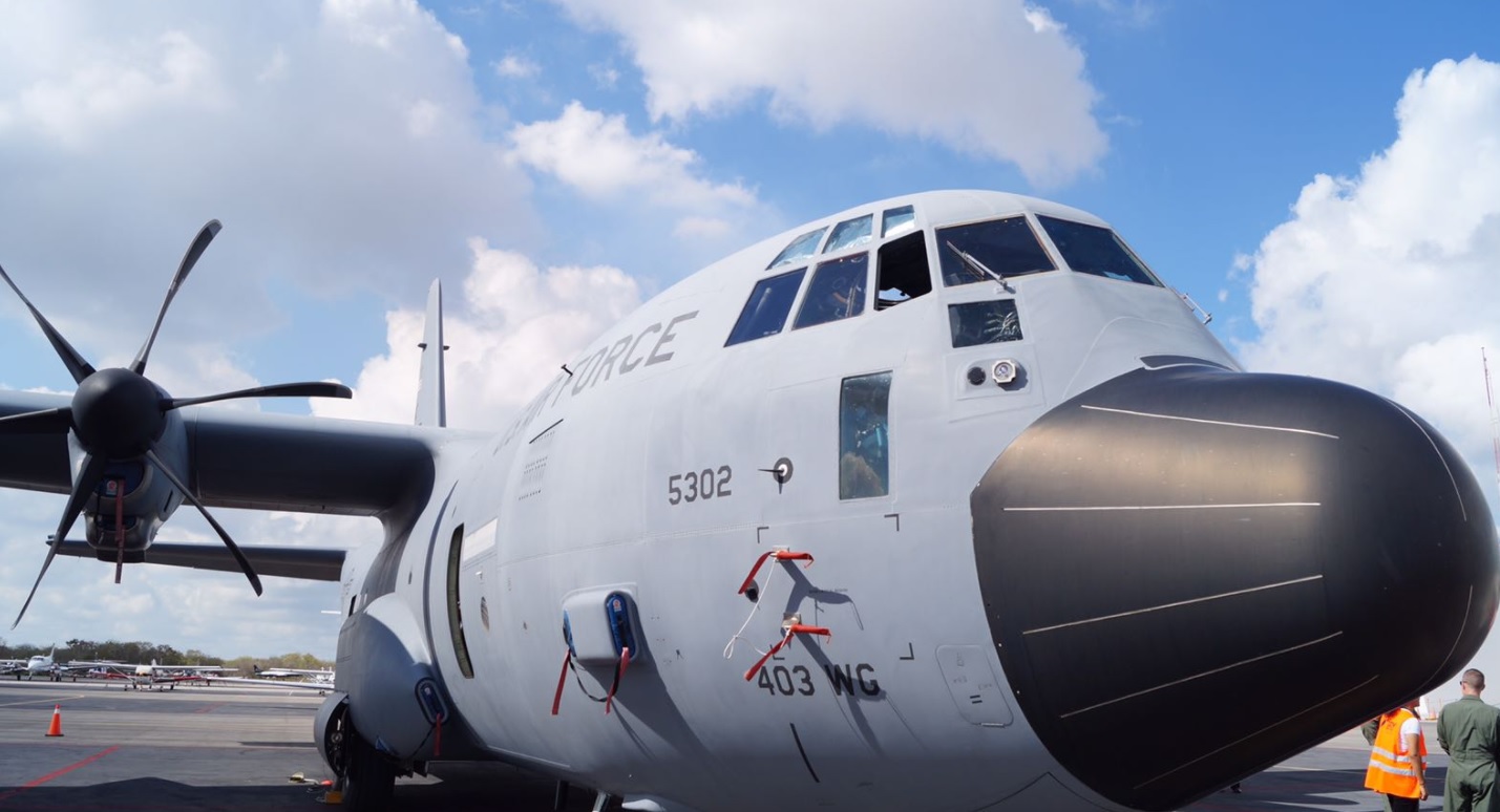 El avión cazahuracanes de la Fuerza Aérea de EU que aterrizó en Mérida, Yucatán, puede ingresar de al ojo del huracán y conocer con anticipación la naturaleza del fenómeno. (Twitter: @conagua_mx)