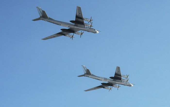 Cazas de combate estadounidense escoltan a bombarderos rusos en Alaska.