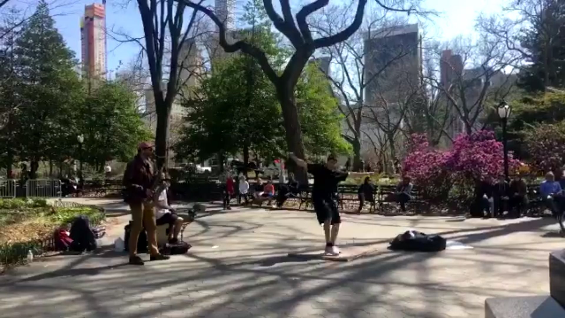 Joven baila en corredores del Central Park, en Nueva York (Twitter @baileemurphee)