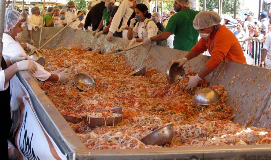 Se calcula que más de tres mil personas hicieron fila para degustar el ceviche (Twitter/@AFmedios)