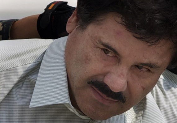 Joaquín "El Chapo" Guzmán es esposado por autoridades mexicanas