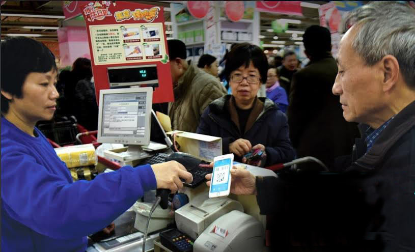 Una persona utiliza su teléfono celular para pagar servicios en China (Twitter @BetterThan_Cash)