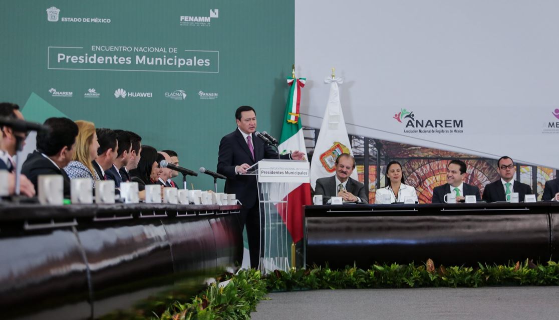 En el evento realizado en Toluca, Estado de México, el titular de Gobernación aclaró que tiene instrucciones del jefe del ejecutivo, para respaldar a los gobiernos municipales (Twitter/@osoriochong)