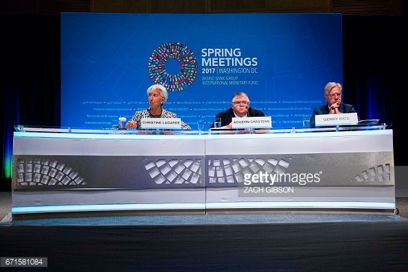 El gobernador del Banco de México, Agustín Carstens, (centro) durante una conferencia de prensa en la reunión del FMI (Getty Images)