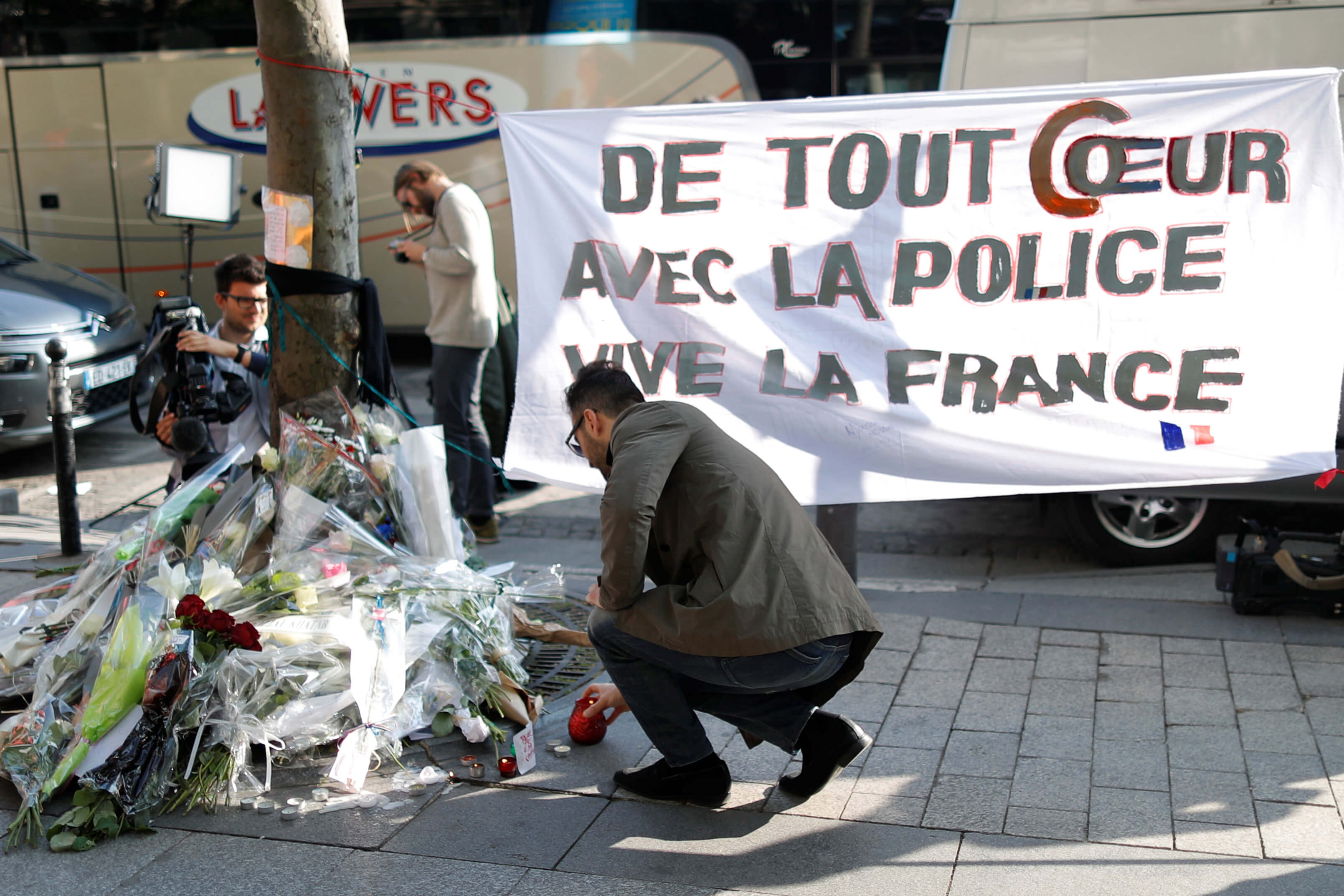 Cientos de personas dejaron flores y veladoras en la calle de Campos Elíseos donde murió el policía francés Xavier Jugele.