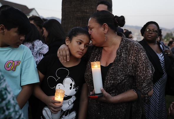 Cientos despidieron a la maestra y un estudiante muerto durante un tiroteo en San Bernardino, California.