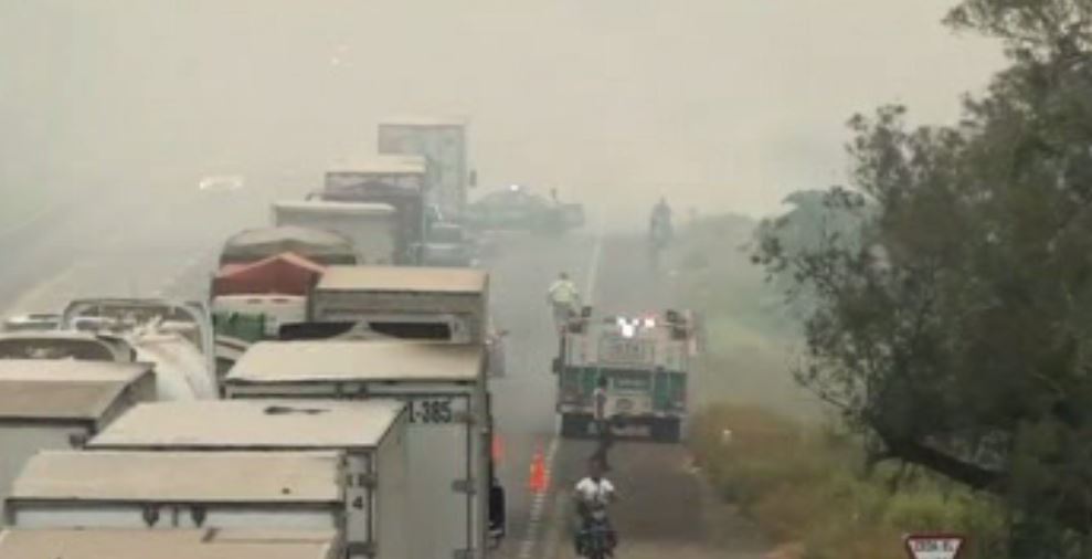 Cierran autopista de Veracruz por incendio de pastizales (Noticieros Televisa)