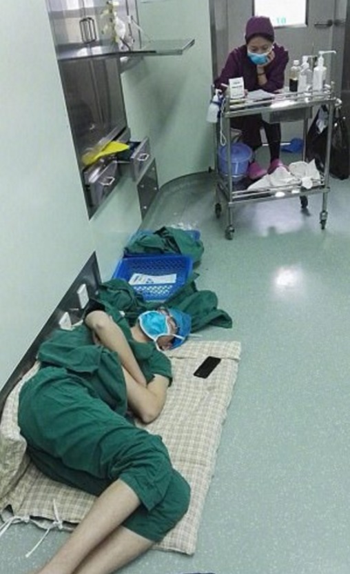 Las imágenes fueron tomadas el 30 de marzo en un hospital en el condado de Dingyuan, en la provincia china de Anhui (Foto: dailymail.co.uk)