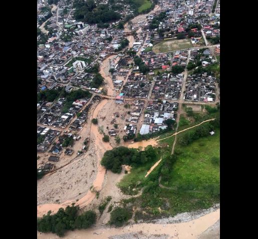 Colombianos buscan a cientos de familiares desaparecidos tras inundaciones