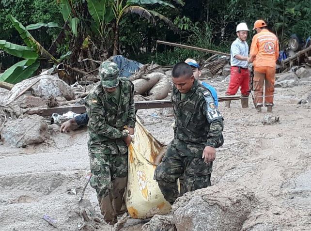 Colombianos buscan a cientos de familiares desaparecidos tras inundaciones